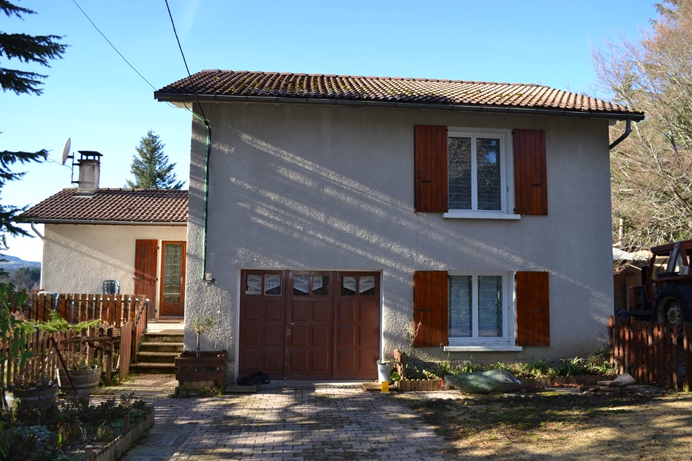 Maison T5 Le Chambon sur Lignon Proche village et bois. Terrasses et dépendances. Maison 5 Le Chambon sur Lignon Proche village et bois. Terrasses et dépendances.