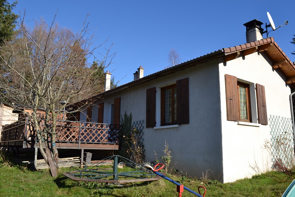 Maison T5 Le Chambon sur Lignon Proche village et bois. Terrasses et dépendances. Maison 5 Le Chambon sur Lignon Proche village et bois. Terrasses et dépendances.