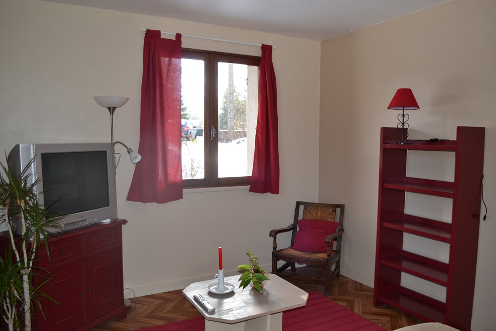 Appartement Rez de chaussée, proche centre village. Jardin