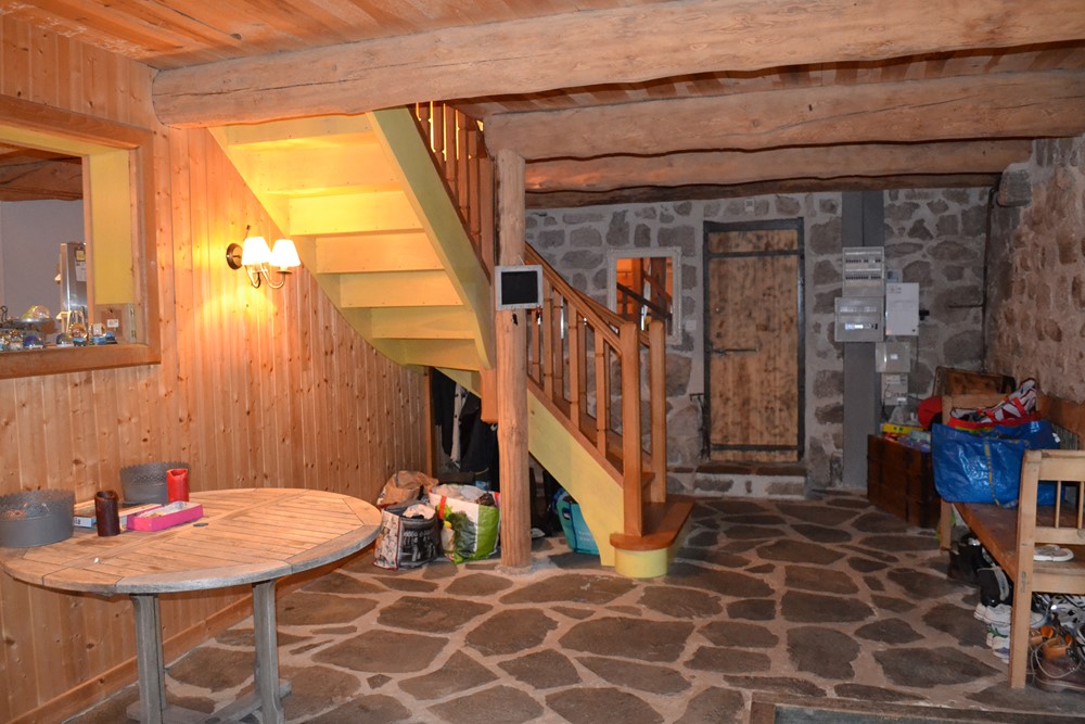 Ancienne ferme rénovée T7 Campagne du Mazet St Voy 4 chambres. Cachet. Pièce de vie avec cheminée