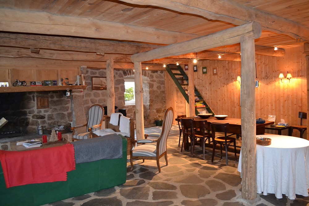 Ancienne ferme rénovée T7 Campagne du Mazet St Voy 4 chambres. Cachet. Pièce de vie avec cheminée