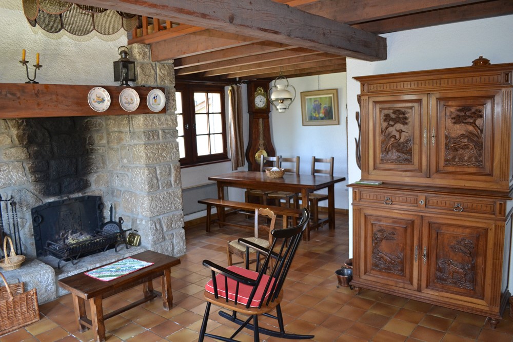Maison individuelle T3 Le Chambon sur Lignon A rafraîchir. 900m² de terrain. Cheminée. Garage. Maison individuelle 3 Le Chambon sur Lignon A rafraîchir. 900m² de terrain. Cheminée. Garage.