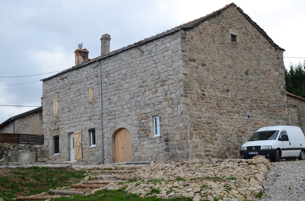 Ferme de hameau Campagne de St Agrève En cours de rénovation. 4800m² de terrain. Vue dominante. Ferme de hameau Campagne de St Agrève En cours de rénovation. 4800m² de terrain. Vue dominante.