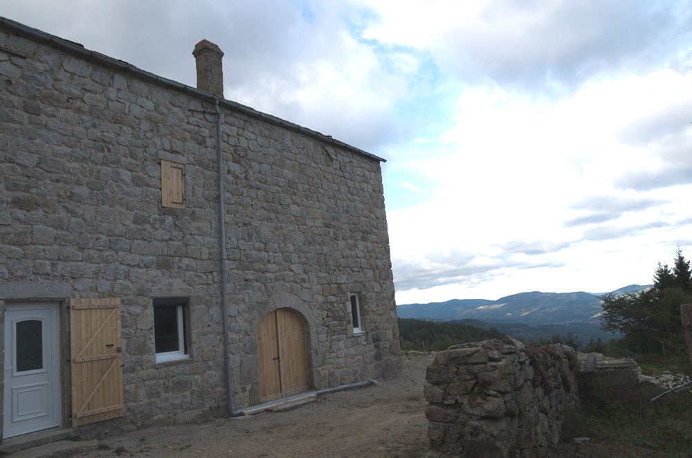 Ferme de hameau Campagne de St Agrève En cours de rénovation. 4800m² de terrain. Vue dominante. Ferme de hameau Campagne de St Agrève En cours de rénovation. 4800m² de terrain. Vue dominante.