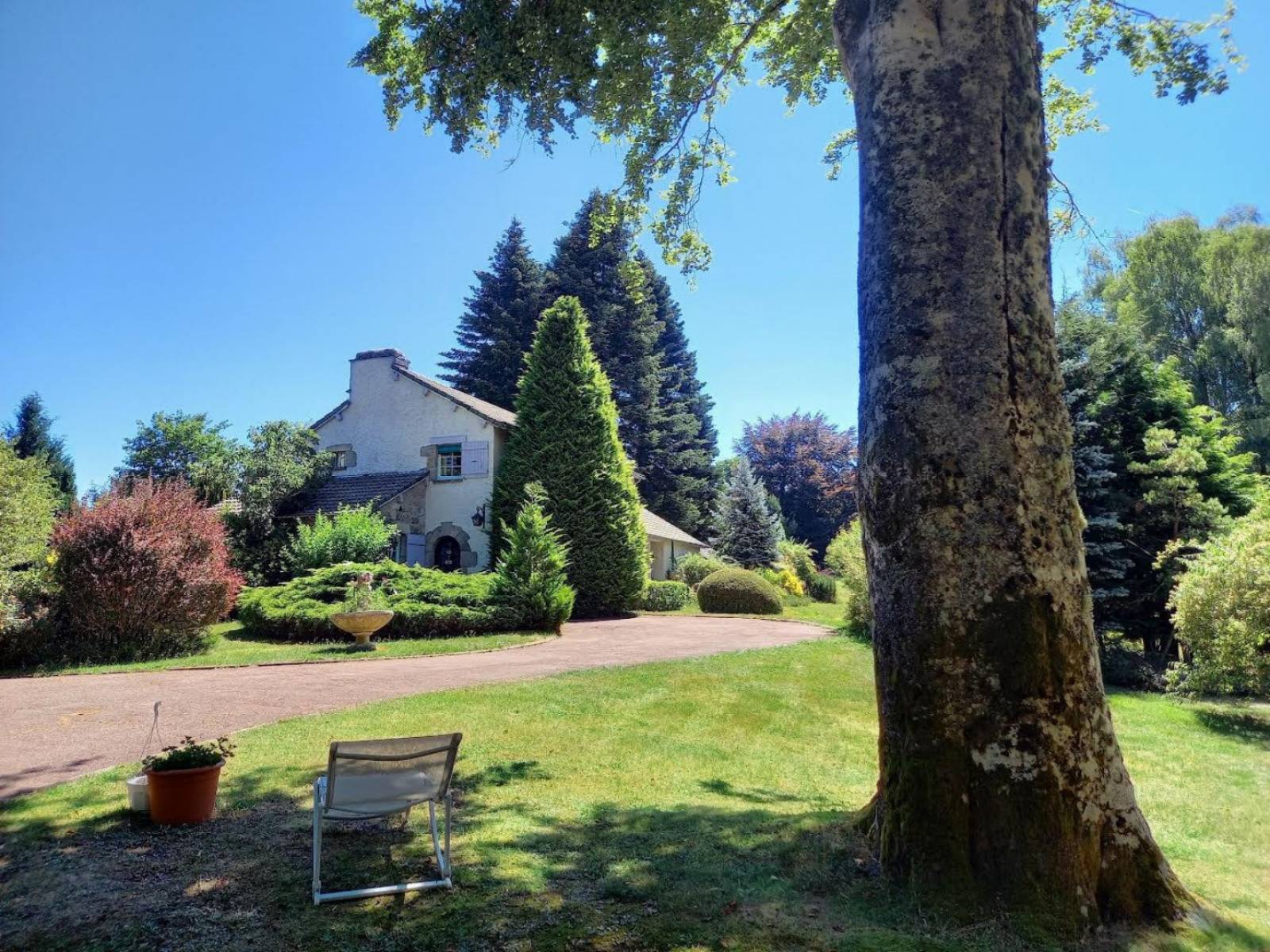 Propriété sur environ 2 hectares à 2 pas du Chambon sur Lignon