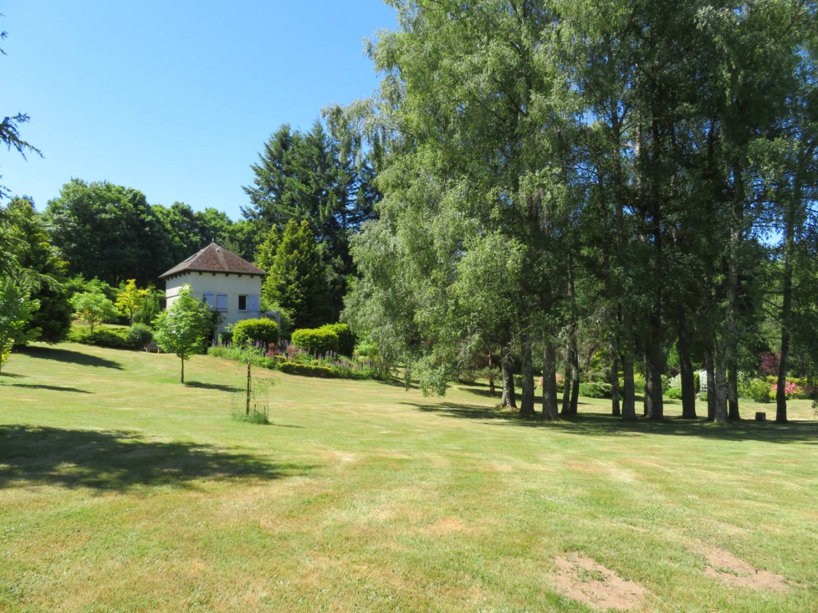 Propriété sur environ 2 hectares à 2 pas du Chambon sur Lignon