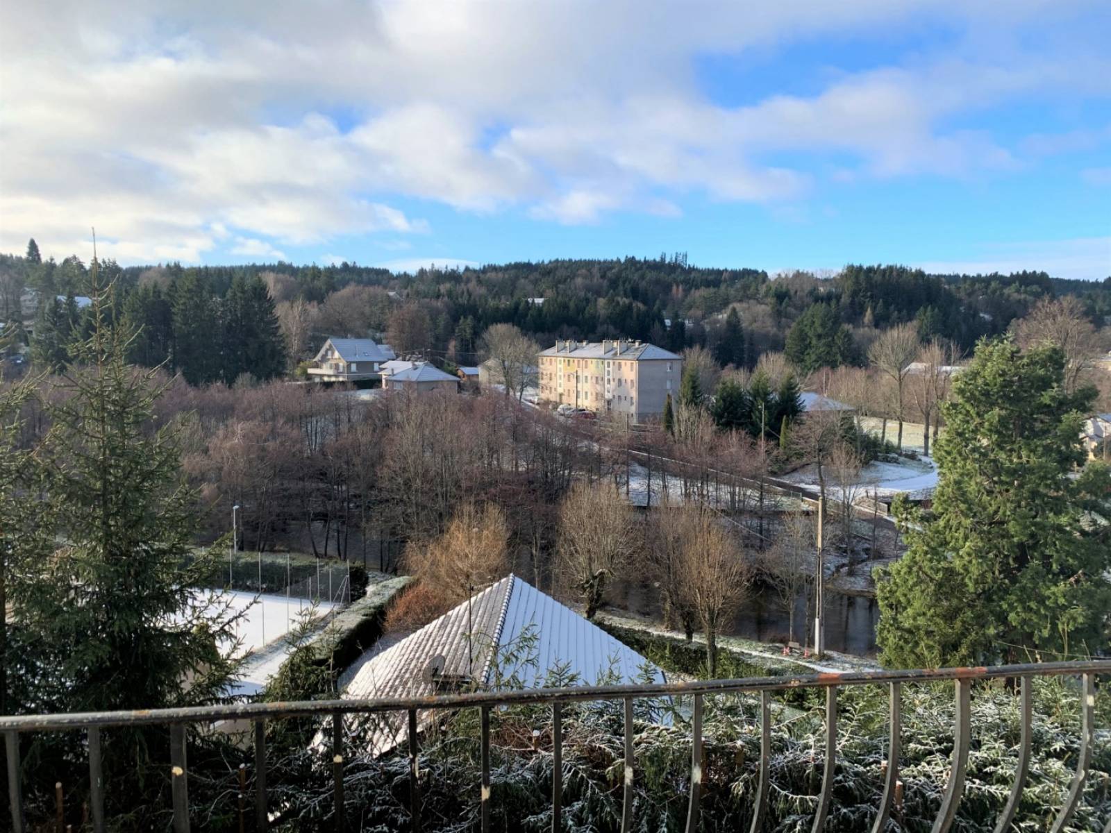 Meublé avec balcon proche centre village au Chambon sur Lignon
