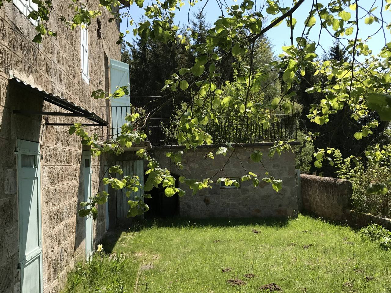 Campagne du Chambon sur Lignon Nombreuses pièces. Vue dominante.