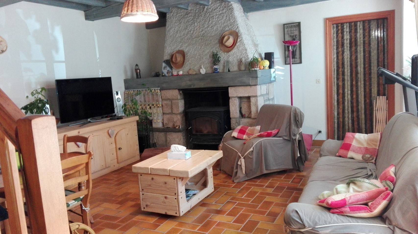 Campagne de St Jeures. Couverture Lauzes. 2500m² de terrain attenant