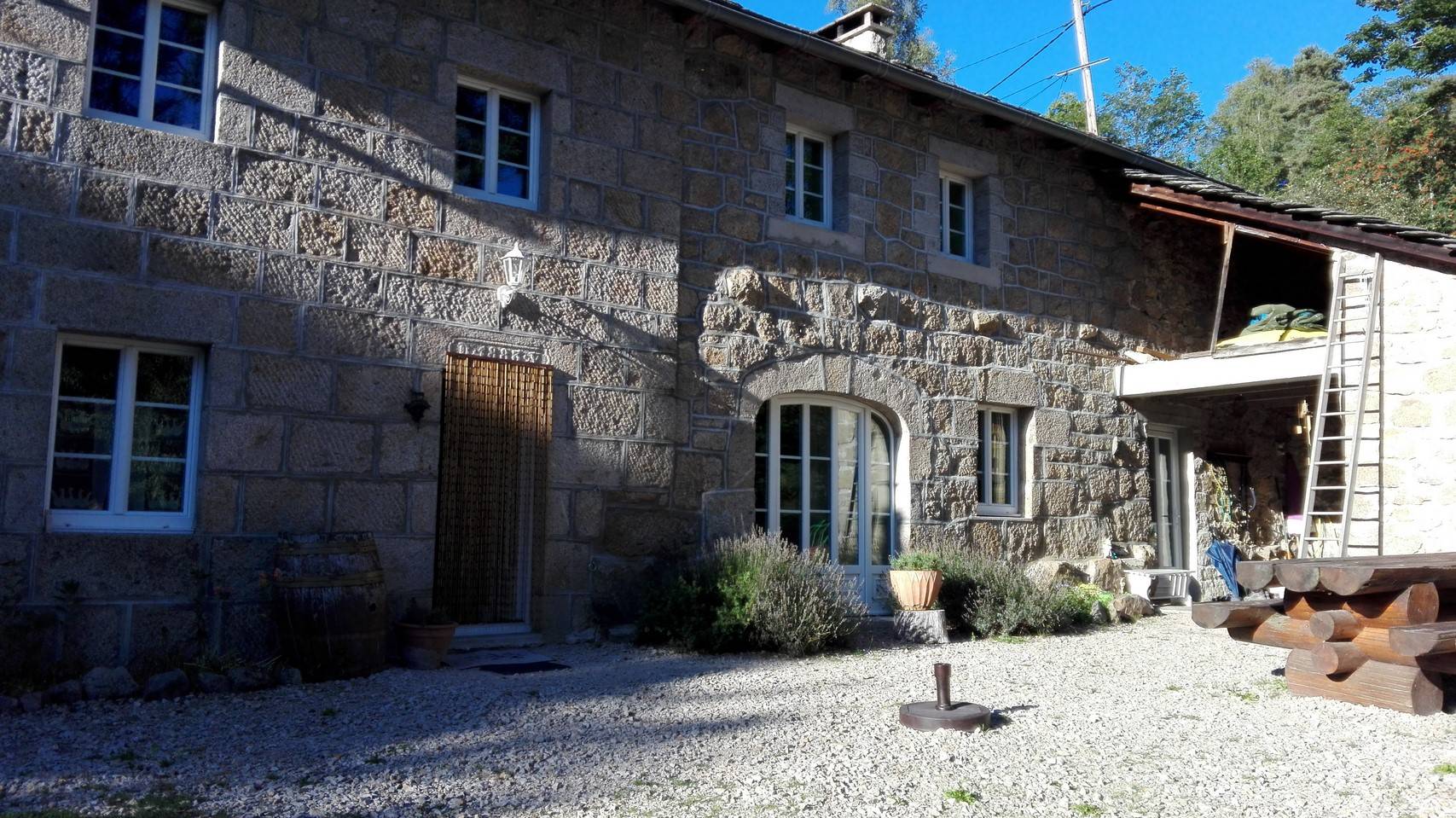 Campagne de St Jeures. Couverture Lauzes. 2500m² de terrain attenant