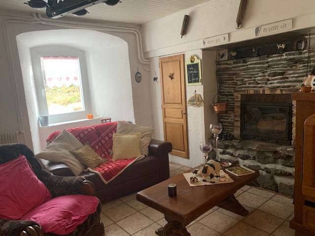 Ferme mitoyenne dans hameau aux Vastres