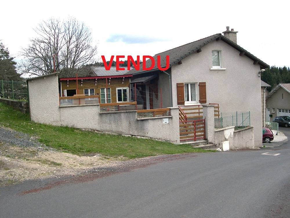 Maison de village Le Mazet St Voy 2 appartements. Centre village. Proximité immédiate commerces.