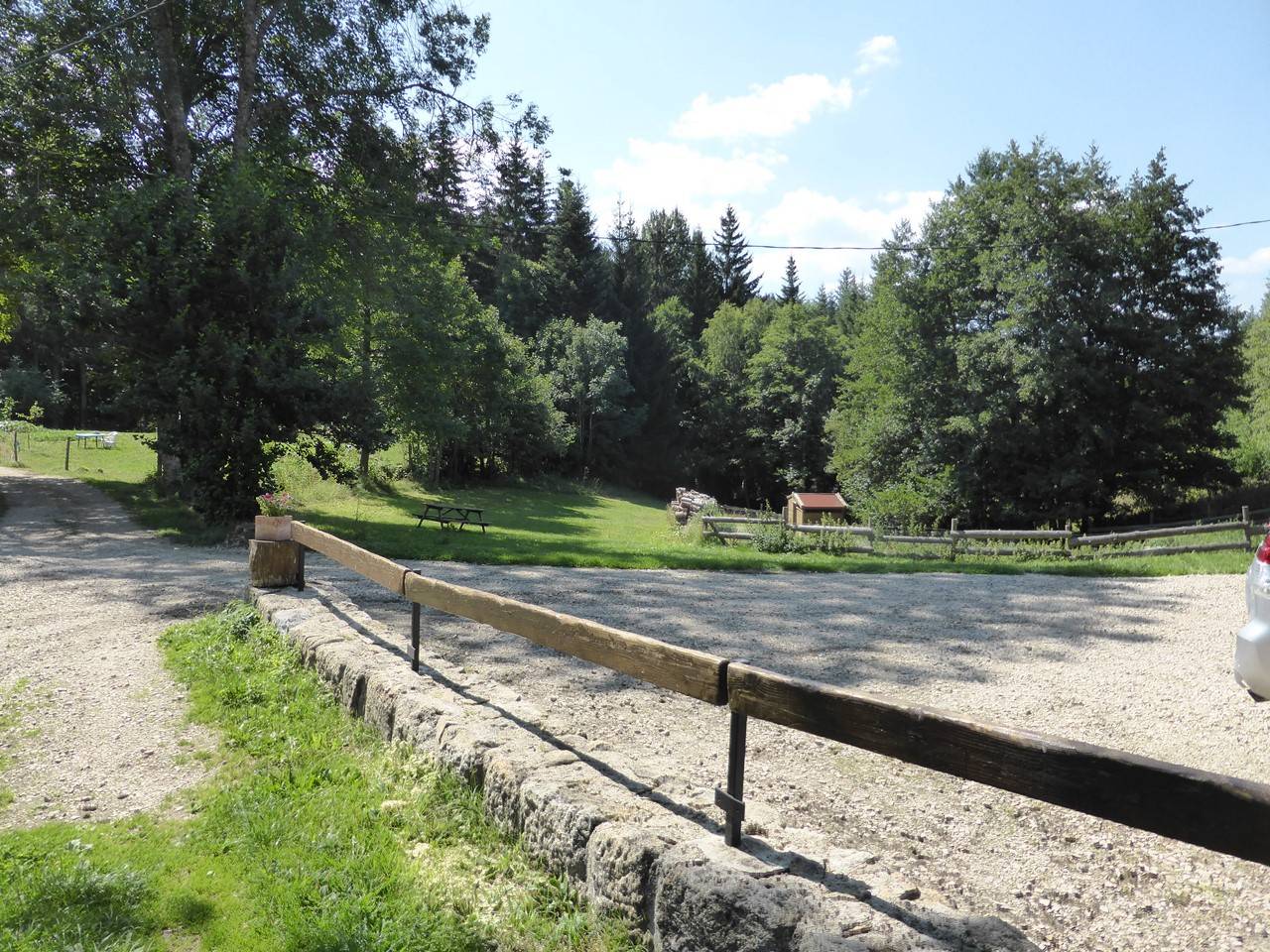 Campagne de St Jeures. Couverture Lauzes. 2500m² de terrain attenant