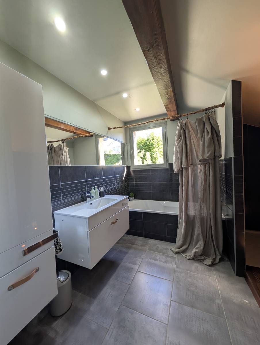Maison de 2004 sur 1350 m² de terrain, proche du centre village de Saint Agrève