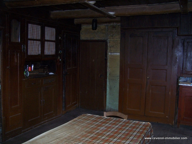 Plus d'un hectare T4 SECTEUR DU MEZENC Ferme à restaurer