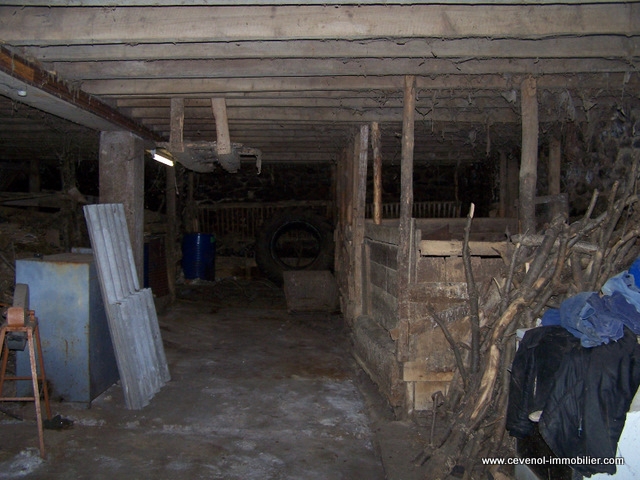 Plus d'un hectare T4 SECTEUR DU MEZENC Ferme à restaurer