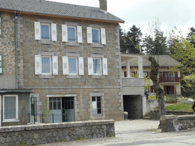 Maison de village T8 LE CHAMBON SUR LIGNON Maison composée de 2 appartements Maison de village 8 LE CHAMBON SUR LIGNON Maison composée de 2 appartements