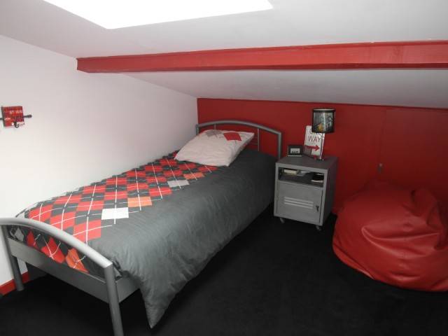 Chambre à l'étage mansardée