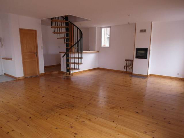 Maison de village T4 Le Chambon sur Lignon centre Maison de village sur 3 niveaux, rénovée Maison de village 4 Le Chambon sur Lignon centre Haute Loire Maison de village sur 3 niveaux, rénovée