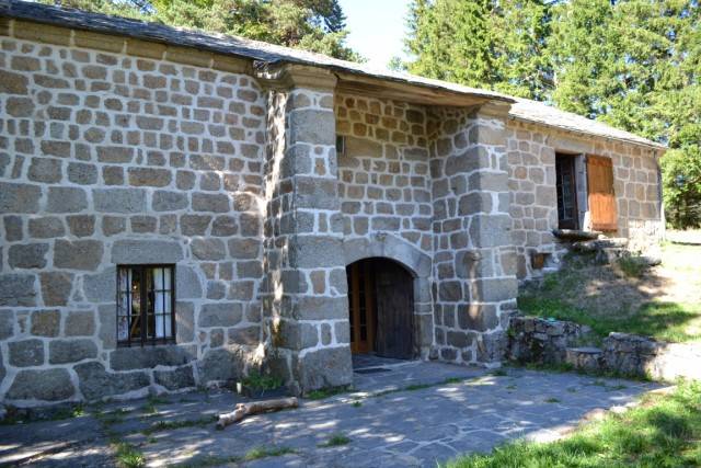 Maison forte Campagne du Chambon-Mazet St Voy Ancienne ferme fortifiée de 1765. Beaucoup de charme. Maison forte Campagne du Chambon-Mazet St Voy Le Mazet Saint Voy Ancienne ferme fortifiée de 1765. Beaucoup de charme.