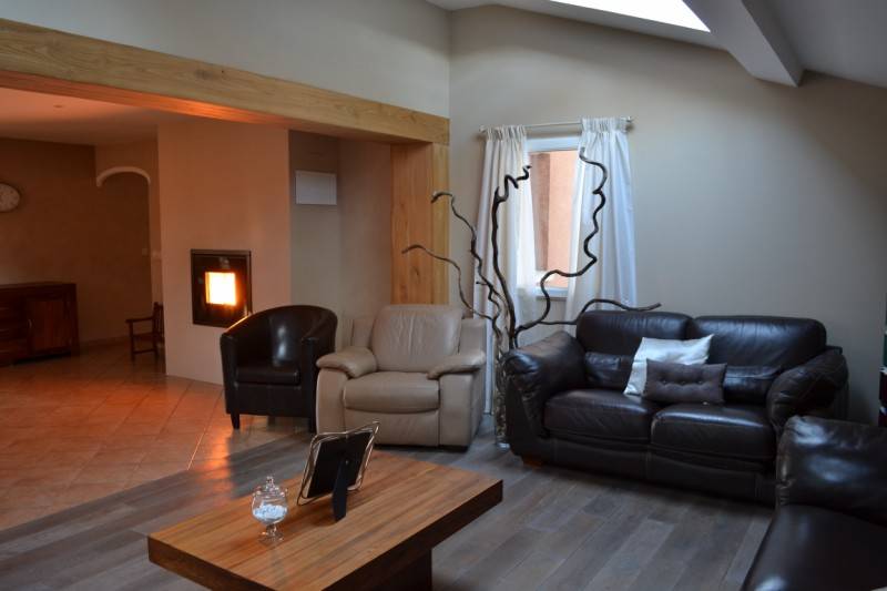 Maison de village T7 Le Chambon sur Lignon Construction récente TBE et fonctionnelle. Terrain 2900m² arboré.