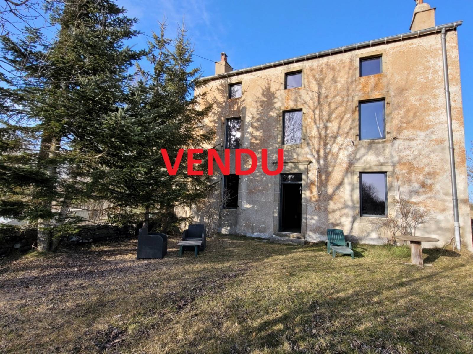 Presbytère dans bel environnement aux Vastres