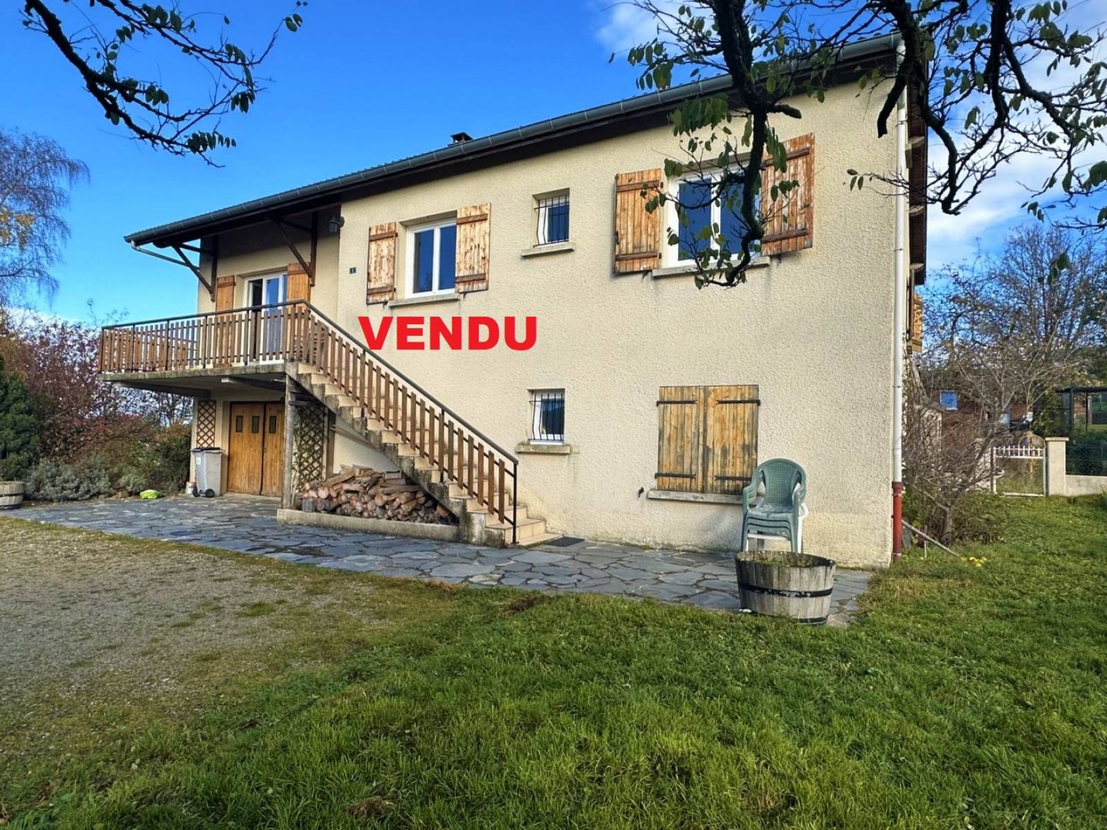 Maison à rafraichir avec dépendances, proche du village de Tence