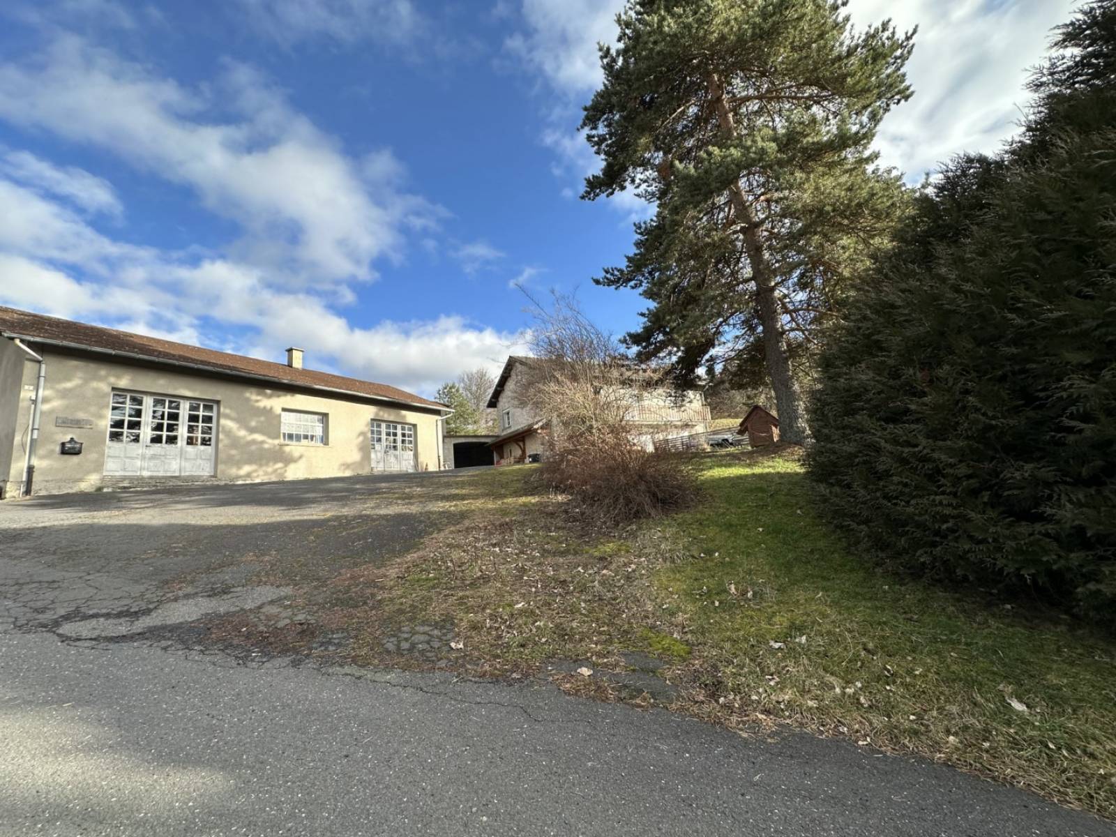 Maison des années 70 rénovée avec dépendances au Mazet Saint Voy