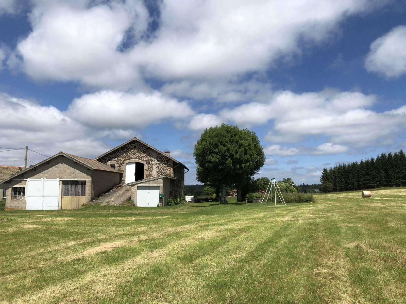 Ancienne ferme sur la commune de Mars avec dépendances sur 1Ha3 de terrain