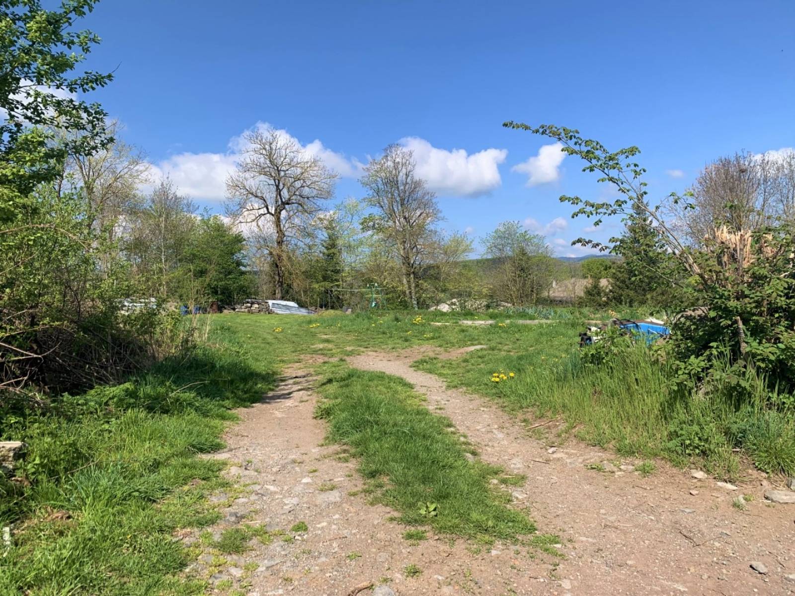 Ferme mitoyenne dans hameau aux Vastres
