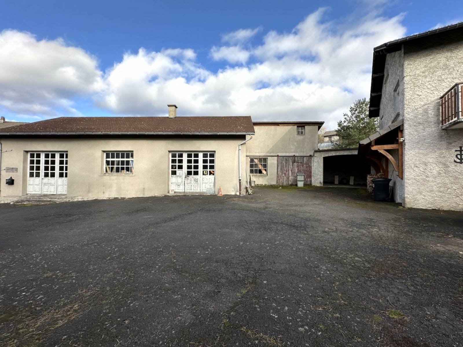 Maison des années 70 rénovée avec dépendances au Mazet Saint Voy