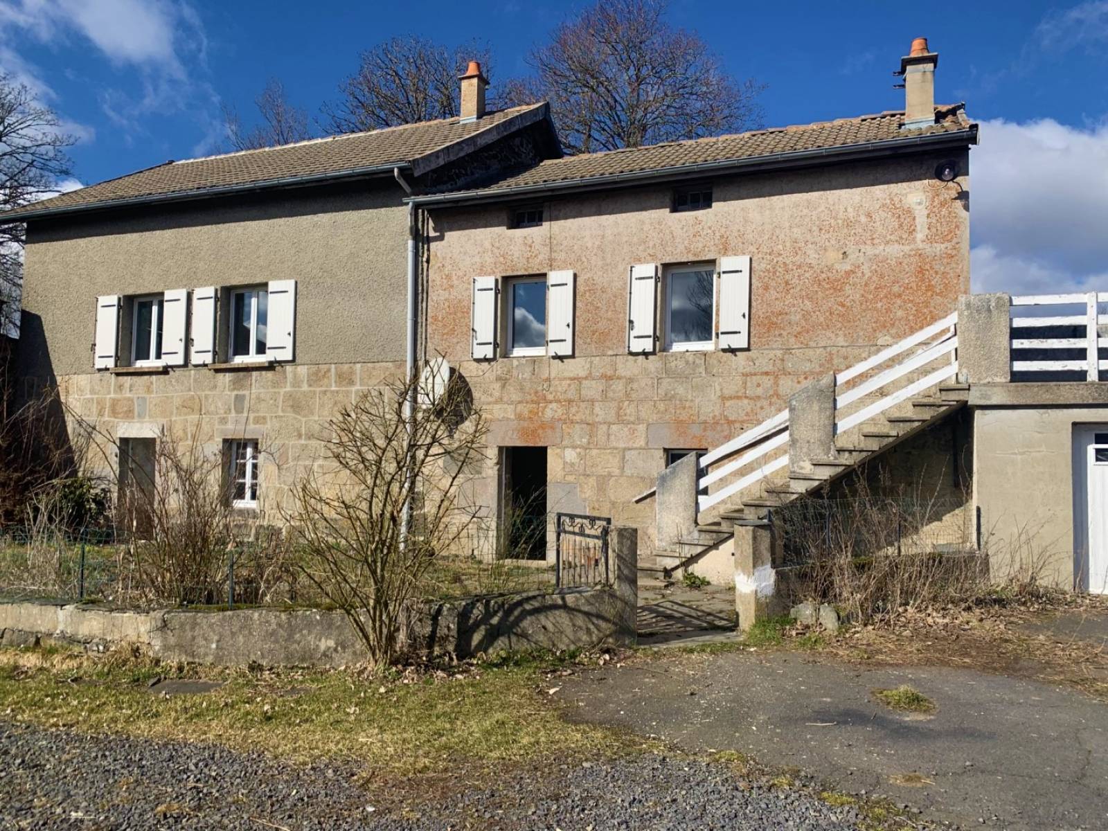 Maison mitoyenne avec jardin et dépendance en campagne du Mazet Saint Voy