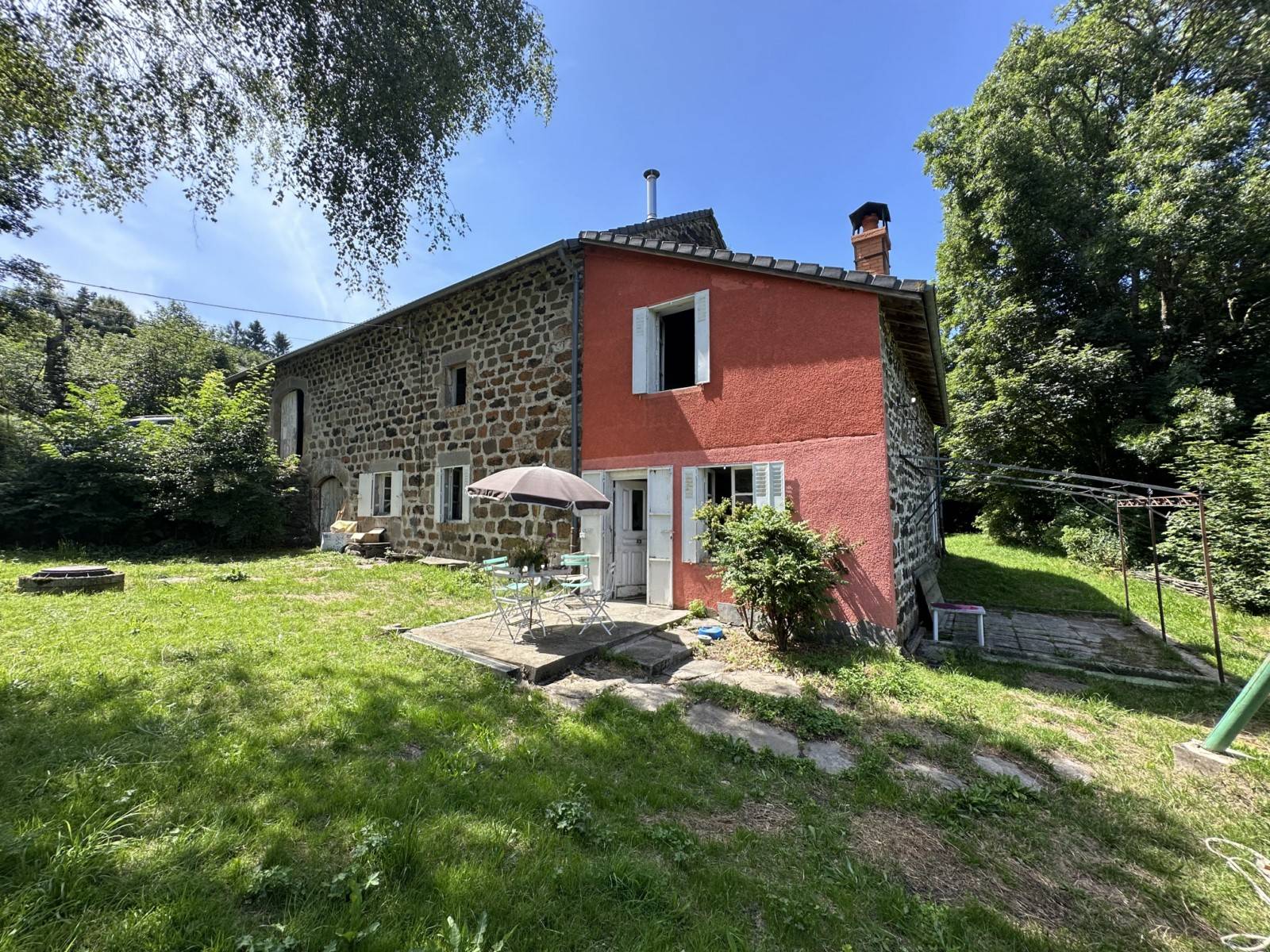 Ferme dans un hameau à rénover aux Vastres