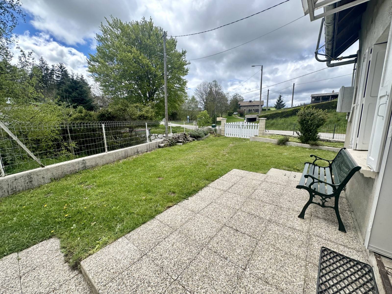 Maison à rénover avec jardin et garage à Saint Agrève