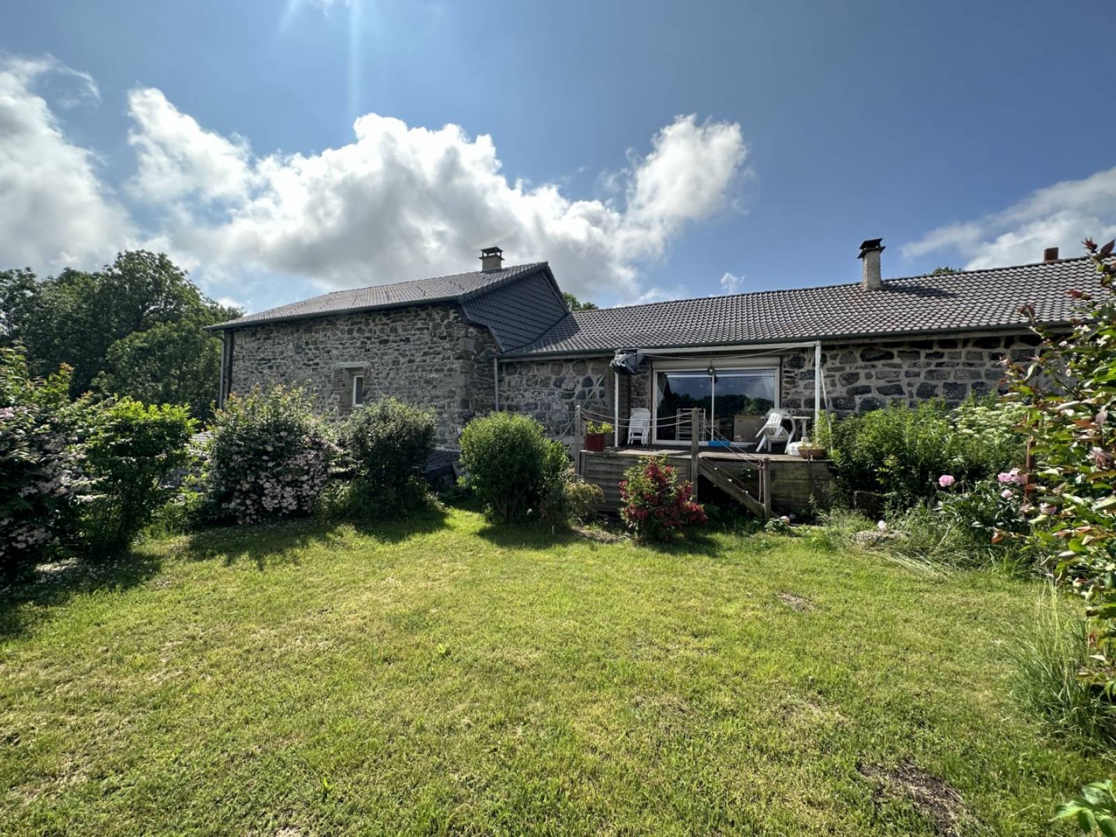 Corps de ferme sur 9 000 m² de terrain en campagne des Vastres