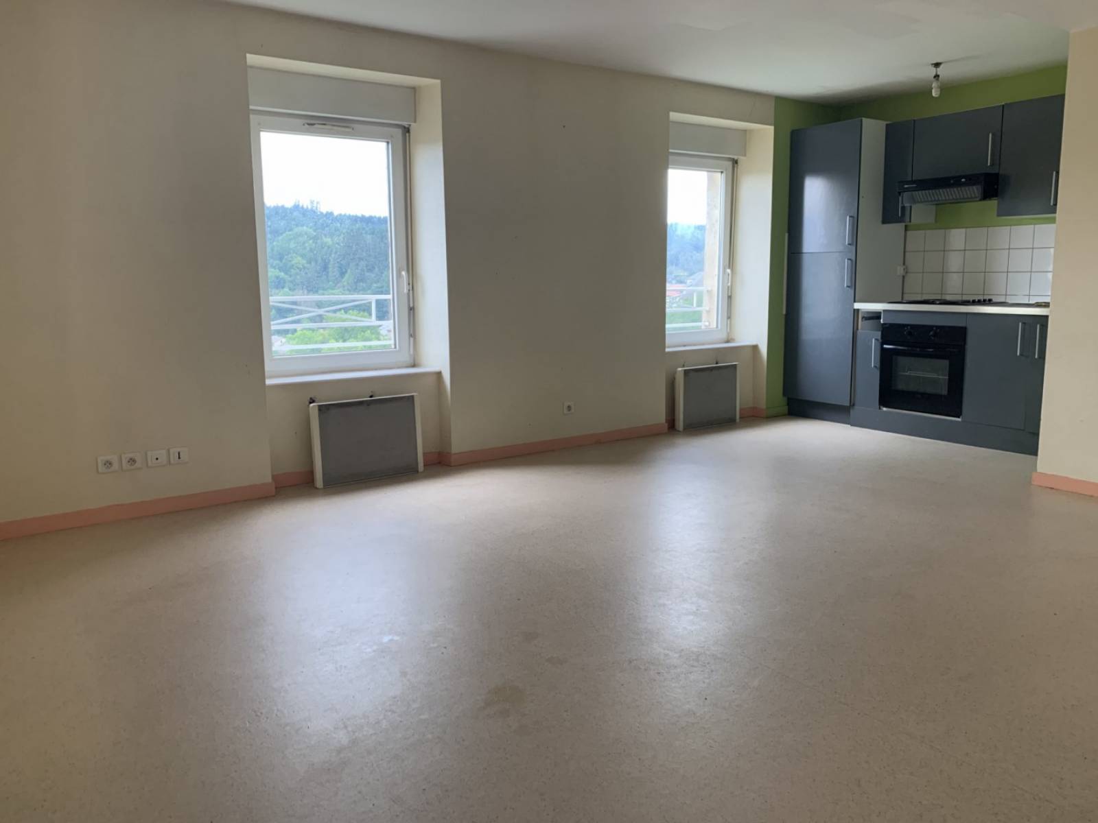 Appartement au 2ème étage à rafraichir au centre du village du Chambon sur Lignon