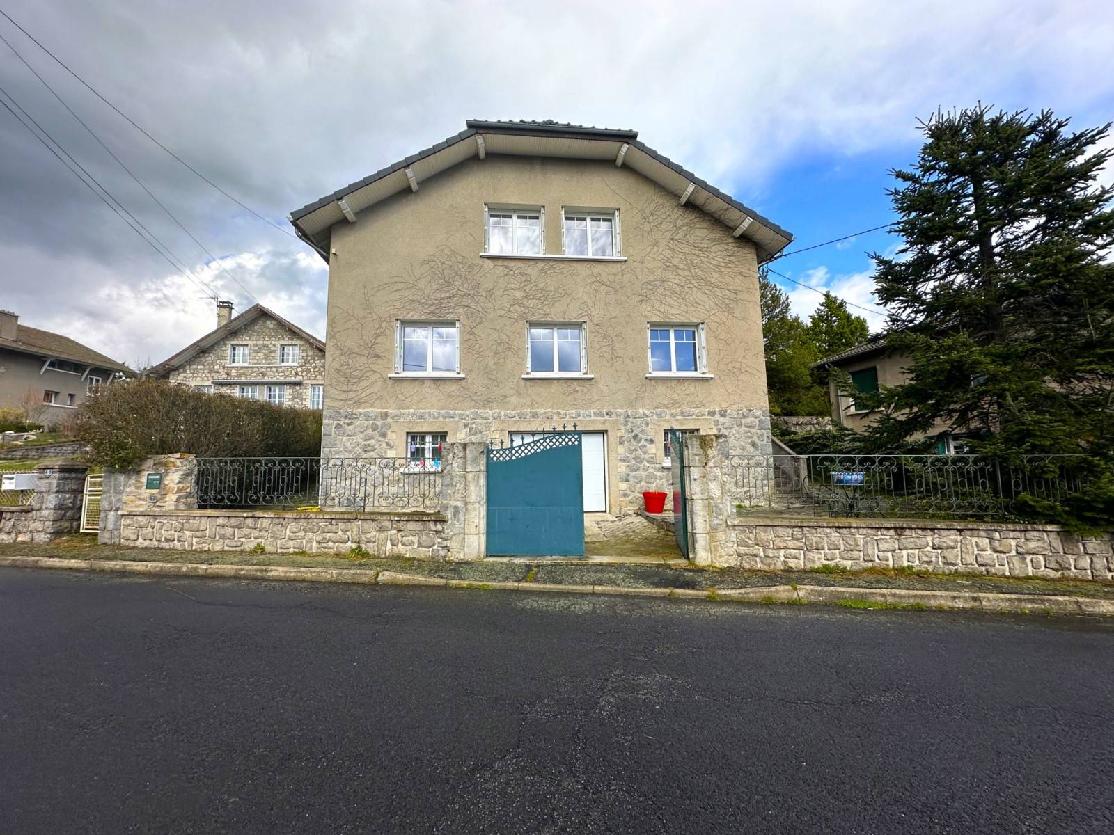 Superbe maison bourgeoise rénovée proche du centre du village de Tence