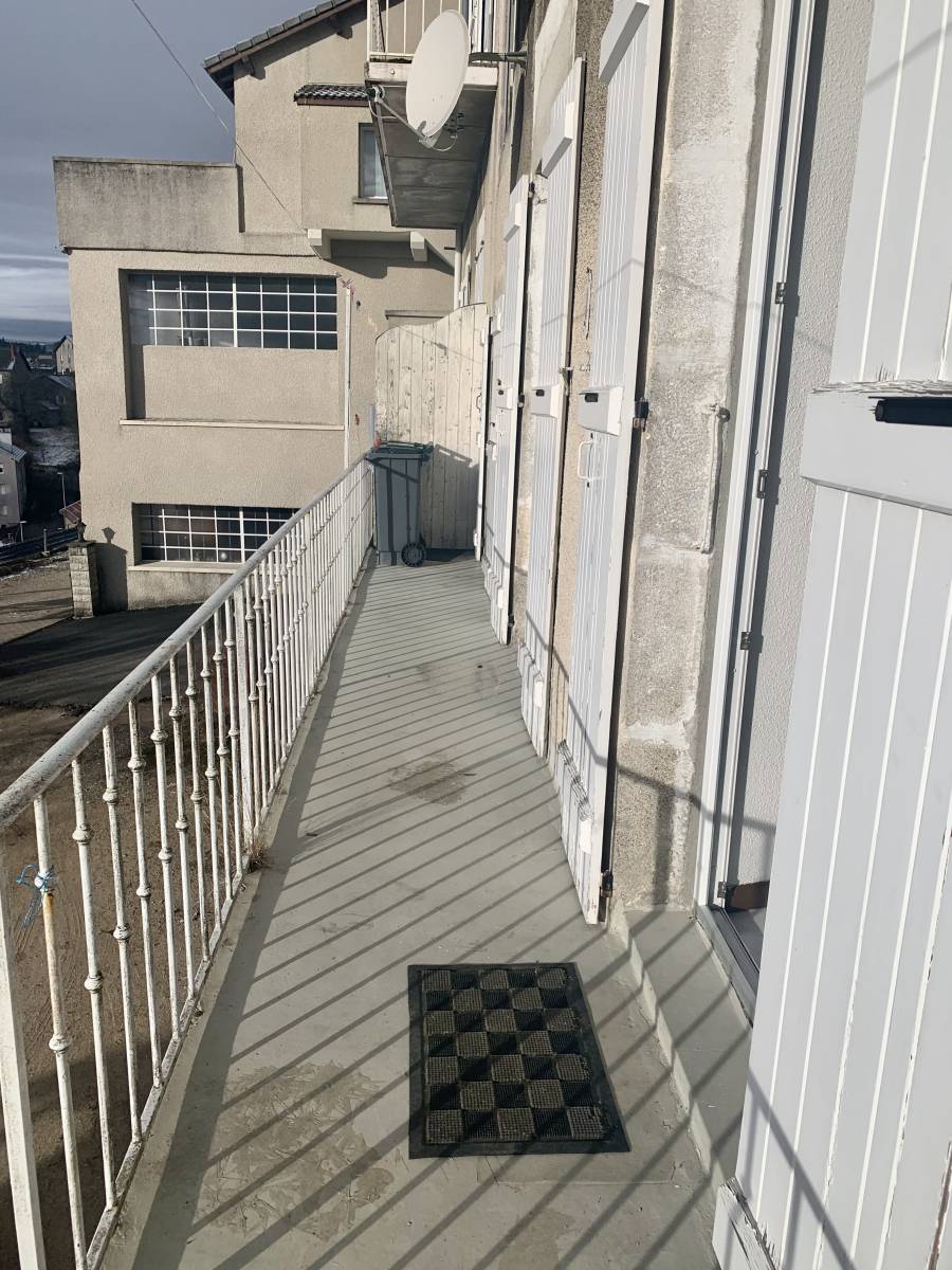 Appartement T3 Le Chambon sur Lignon centre.  Appartement rénové en Rez De Chaussée.