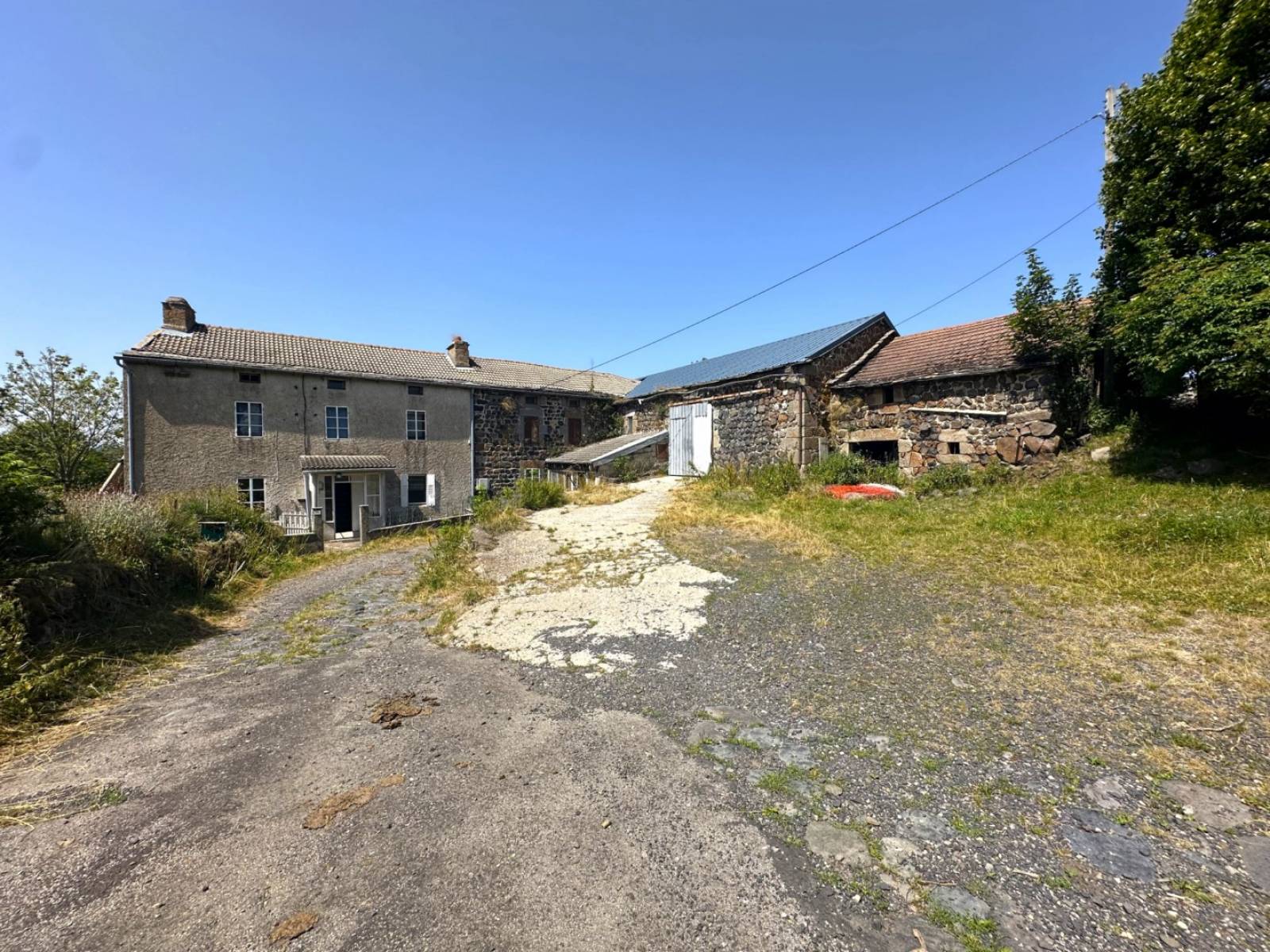 Ferme à rénover dans hameau sur 1 hectare à Mars