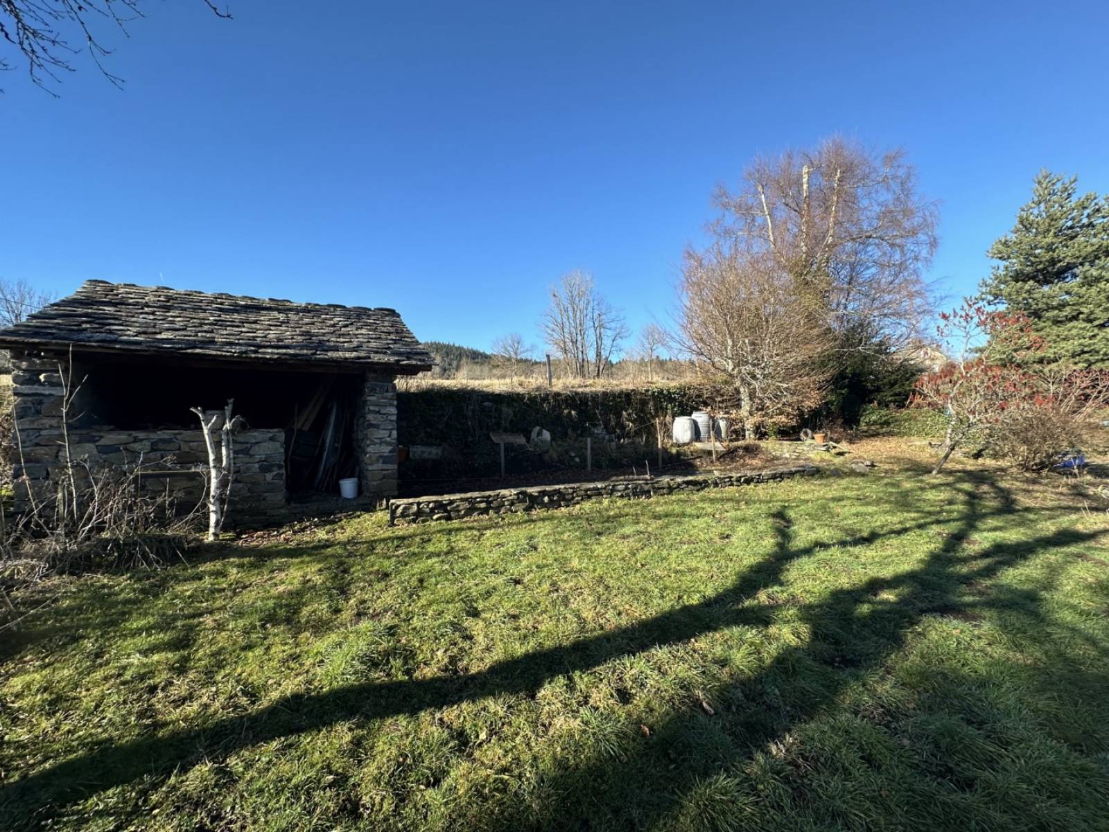 Maison en pierre avec jardin dans le village de Recharinges