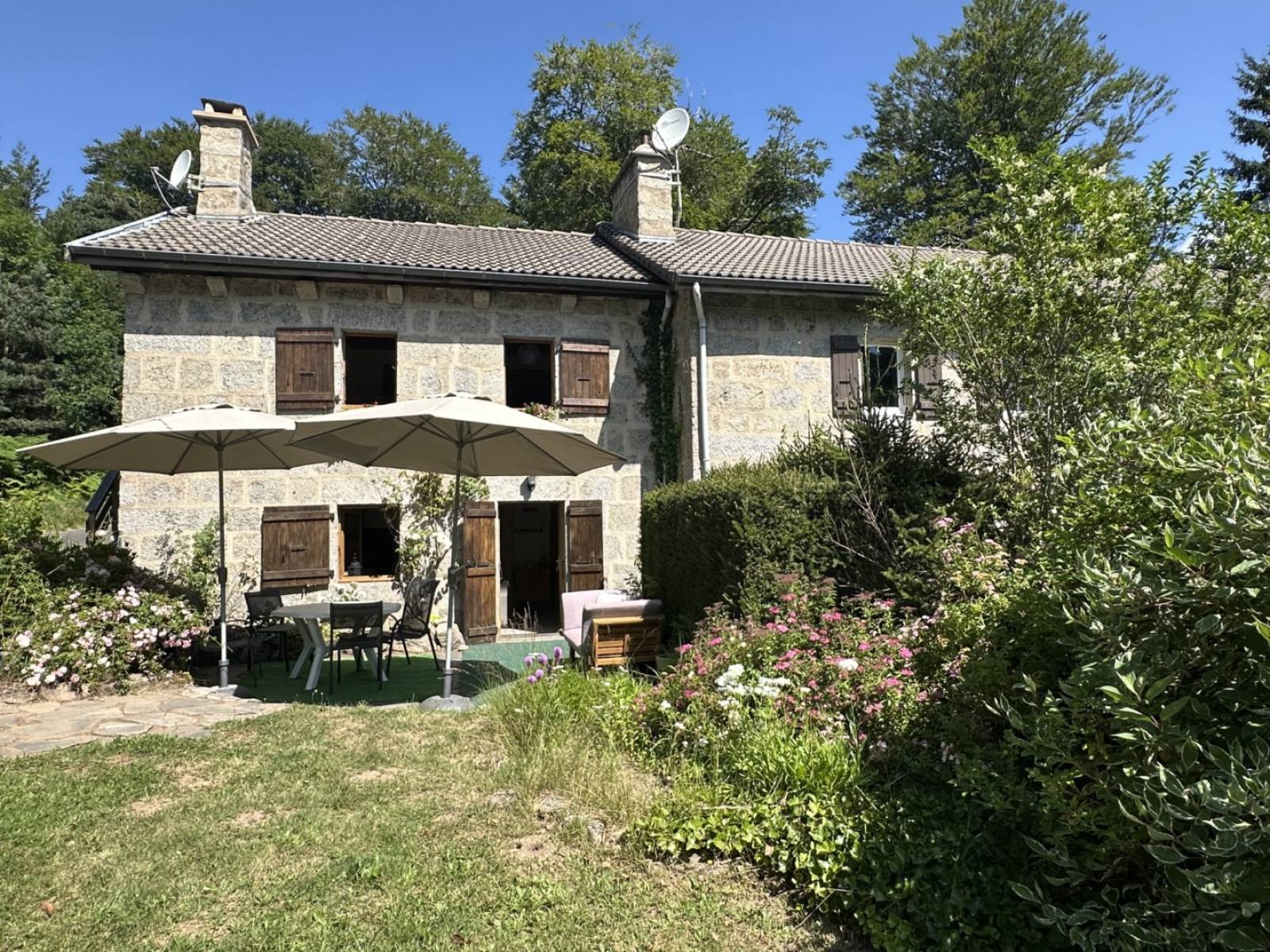 Coquette maison en pierre mitoyenne en campagne du Chambon sur Lignon