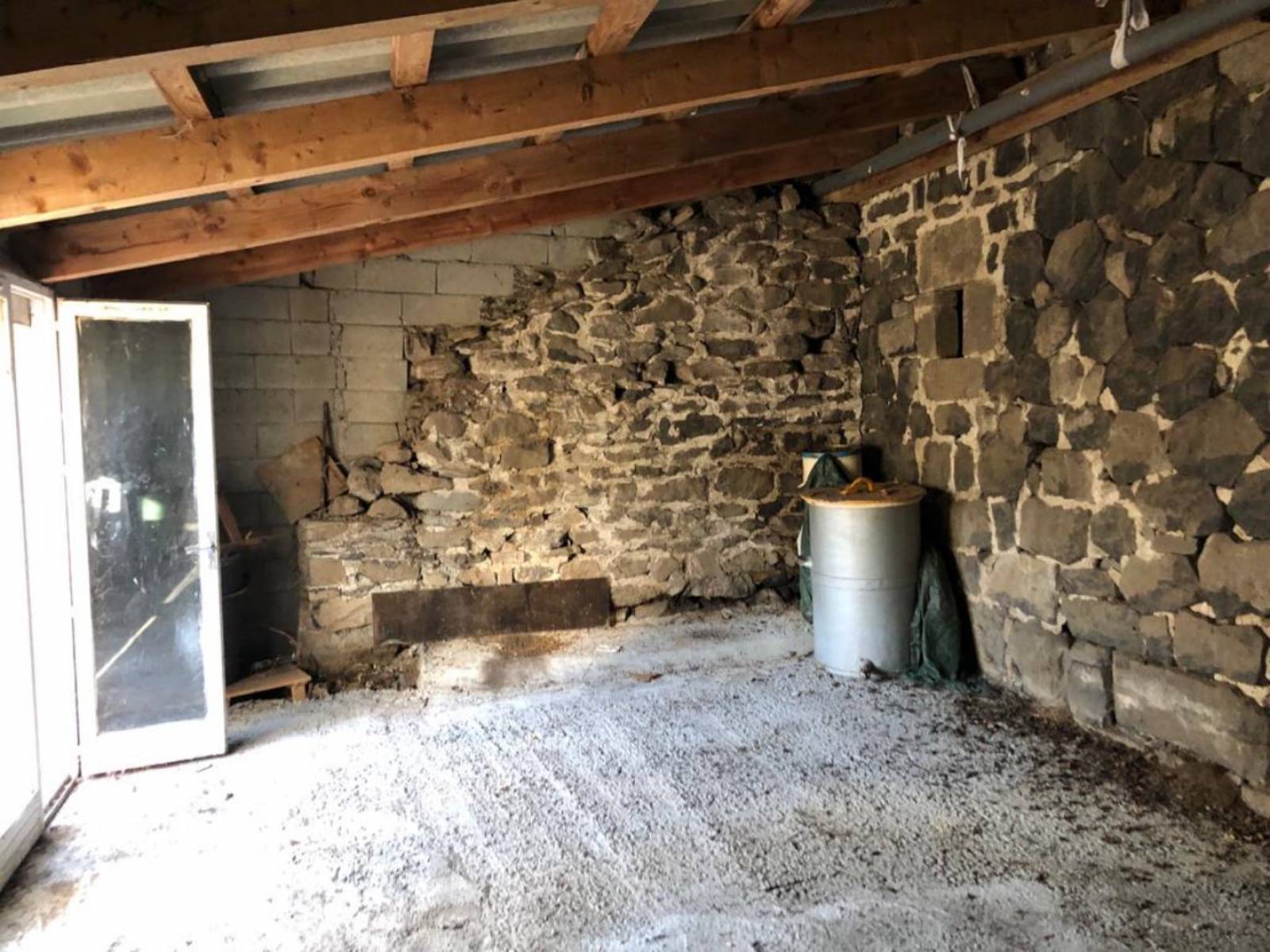 Ferme mitoyenne dans hameau aux Vastres