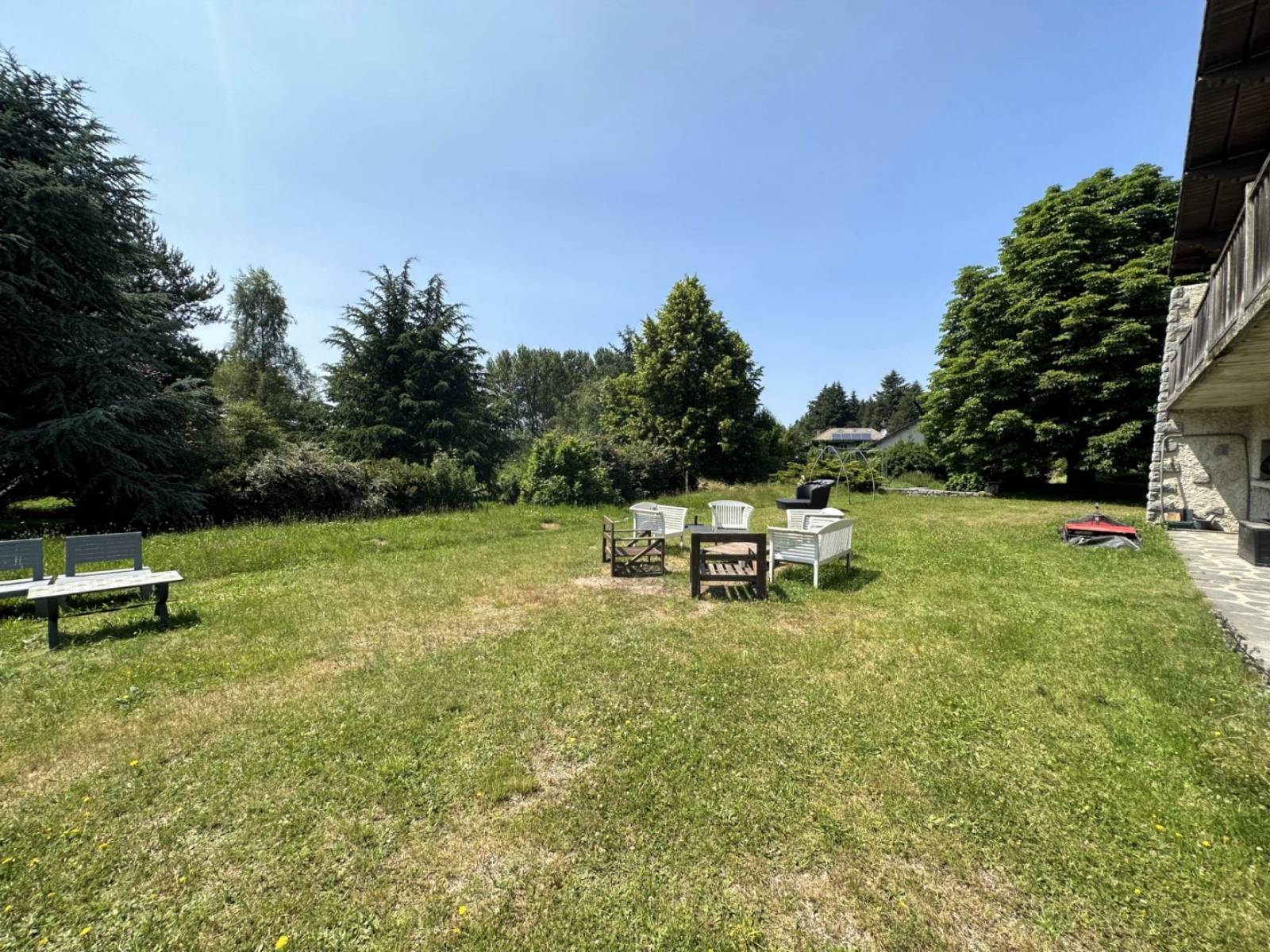 Propriété sur 8 000 m² de terrain proche du village de Tence