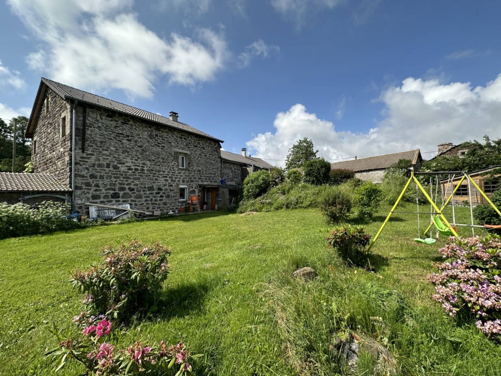 Corps de ferme sur 9 000 m² de terrain en campagne des Vastres