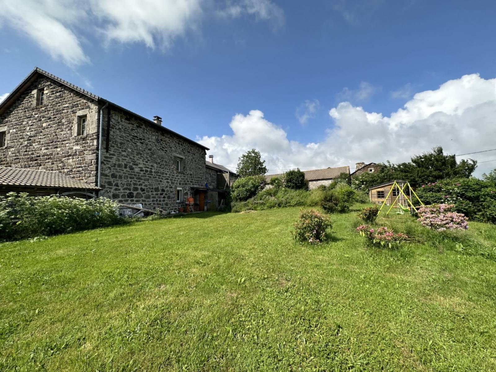 Corps de ferme sur 9 000 m² de terrain en campagne des Vastres