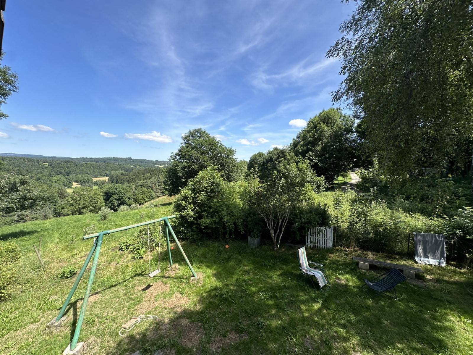 Ferme dans un hameau à rénover aux Vastres