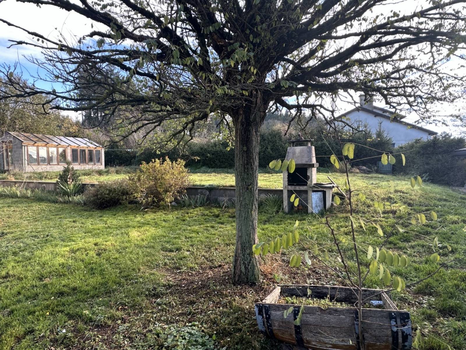 Maison à rafraichir avec dépendances, proche du village de Tence