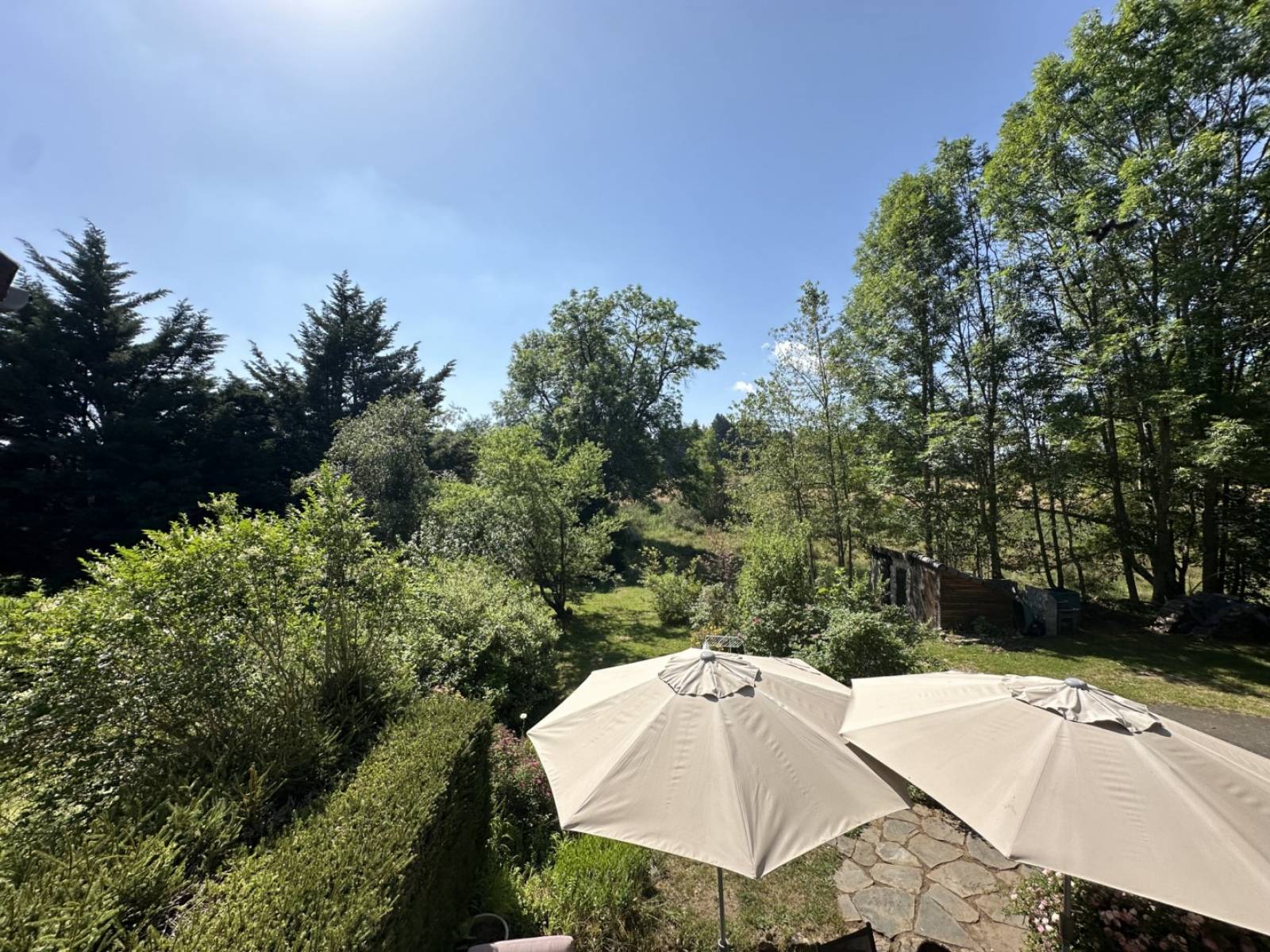 Coquette maison en pierre mitoyenne en campagne du Chambon sur Lignon