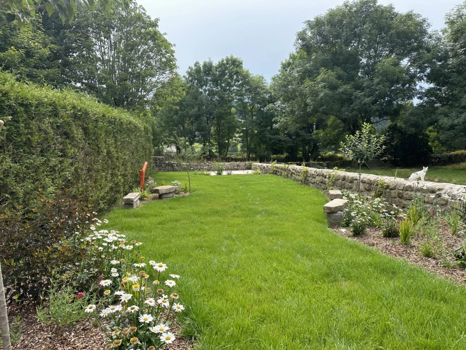 Maison de bourg entièrement rénovée avec jardin à Chenereilles