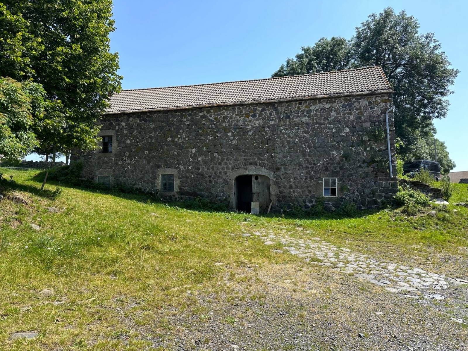 Ferme à rénover dans hameau sur 1 hectare à Mars